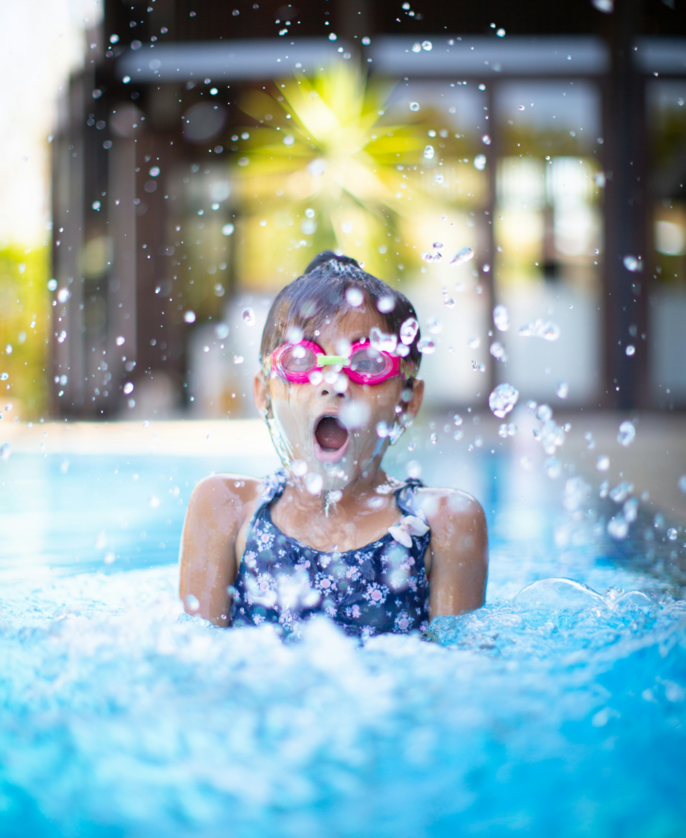 Piscina aquecida a gás com criança mergulhando