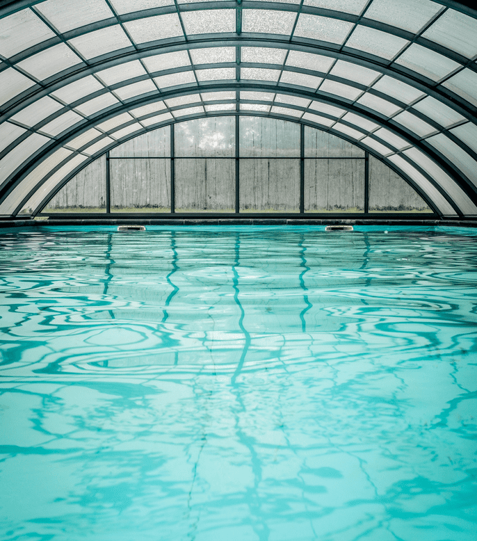 Piscina aquecida a gás em hotel com cobertura