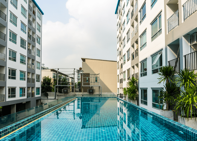 Piscina com água quente aquecida a gás em condomínio