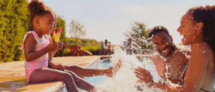 Experimente a diversão enquanto a energia eficiente aqueça sua piscina, proporcionando momentos de felicidade durante todo o ano.