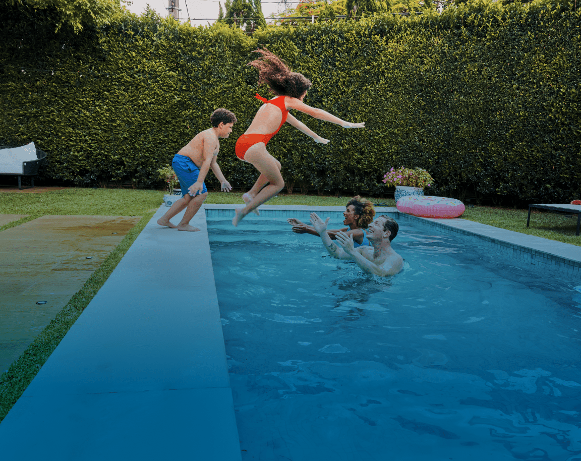 Desfrute de momentos inesquecíveis de relaxamento em família com a piscina aquecida a gás natural da Comgás. Proporcione conforto e bem-estar, criando memórias em qualquer estação do ano. A Comgás transforma seu espaço em um refúgio para toda a família.